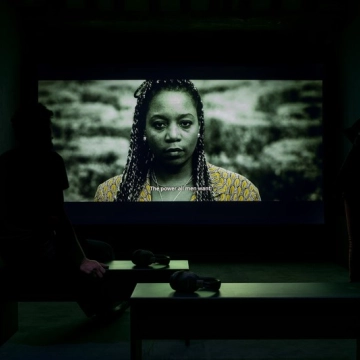 patricia kaersenhout, Le retour des femmes colibris, 2023, vidéo, 18 min, courtesy de l'artiste, collection Bonnefanten – Maastricht, avec le soutien de Ammodo, fonds Mondriaan, CBK Zuidoost et Collège Néerlandais – Fondation Juliana, vue de l’exposition « Offrandes voilées », Ferme du Buisson, 2025, 