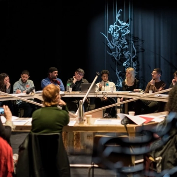 Workshop du collectif Qalqalah autour du texte Beneath the Howl of Hunger, 2025, d’Alaa Alqaisi, avec les œuvres Beneath the Howl of Hunger I et II (Aniconism as Figuration Urgency), 2025, de Monia Ben Hamouda, et Rant dann ron, mobiler requeer, 2019-2025, de Brandon Gercara, 2025, La Ferme du Buisson, 