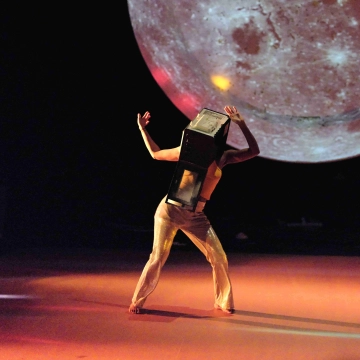Image du spectacle Plutôt vomir que faillir de Rébecca Chaillon / Cie Dans le Ventre