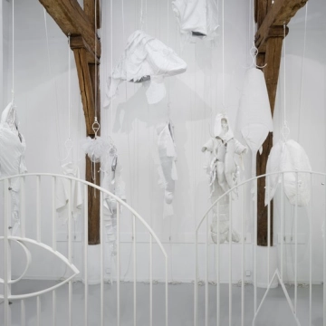 Aline Bouvy, Portal - Darkness calls your name, 2024, co-production La Ferme du Buisson et Triangle-Astérides, Shrouds of grief, 2024, courtesy de l’artiste, vue de l’exposition Le prix du ticket, La Ferme du Buisson, 2024,