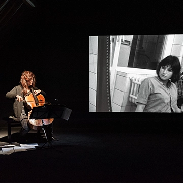 Interventions de la violoncelliste dans le Centre d'art contemporain
