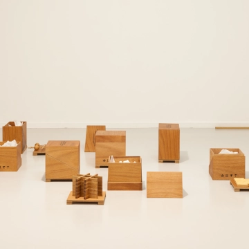 Béatrice Balcou, The K. Miyamoto Boxes, 2016 et Untitled (Artificial Light) Placebo (d’après une œuvre d’Ane Mette Hol), 2017, Collection Vanessa Desclaux et Emilie Renard  (1/4), Ferme du Buisson 