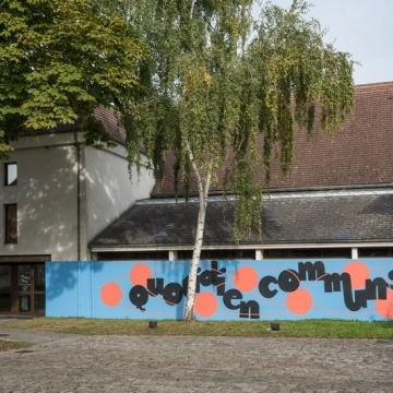 Pauline Lecerf, identité graphique et fresque murale (réalisation Tiphaine Buhot-Launay), 2023, vue de l’exposition Quotidien Communs, La Ferme du Buisson, 2023
