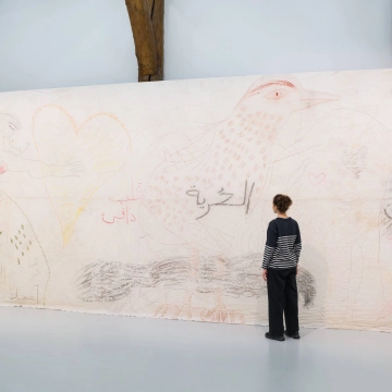 Aysha E Arar, "What warms a heart - one that knows neither hatred nor spite. Is this a heart of a man, or the heart of a bird?" asked the Bride of Palestine. He answered, "It is the heart of a free man.", 2025, courtesy de l’artiste et des galeries Sans titre et Dvir – Paris, vue de l’exposition Al Farisa, 