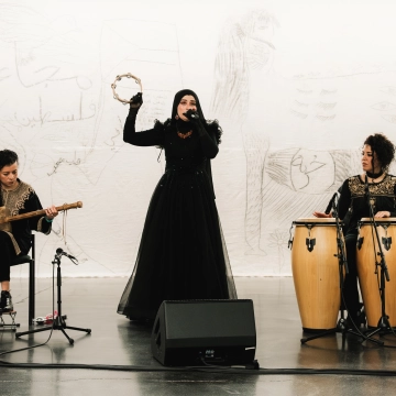Performance Husan Al-Amal d’Aysha E Arar, avec Imane Guemssy et Suheir Abdul Rasol, dans le cadre de son exposition « Al Farisa », 2025, CC Strombeek – Grimbergen, en co-production avec la Ferme du Buisson, courtesy de l’artiste et des galeries Dvir et Sans titre, 