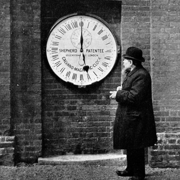 L'horloge Shepherd Gate devant l’Observatoire Royal de Greenwich, 1914, photographie noir et blanc, dimensions inconnues, 