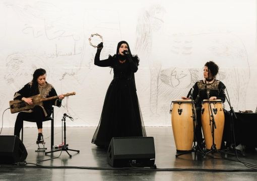 Performance Husan Al-Amal d’Aysha E Arar, avec Imane Guemssy et Suheir Abdul Rasol, dans le cadre de son exposition « Al Farisa », 2025, CC Strombeek – Grimbergen, en co-production avec la Ferme du Buisson, courtesy de l’artiste et des galeries Dvir et Sans titre, 